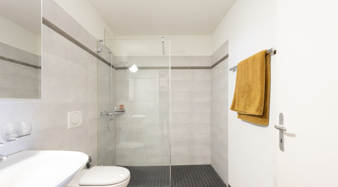 Badezimmer mit Dusche