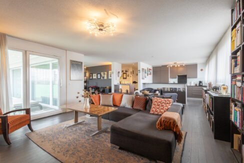 Wohnzimmer mit Blick Richtung Küche