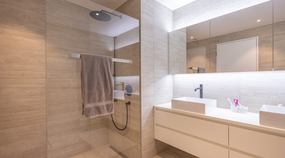 Badezimmer mit Dusche