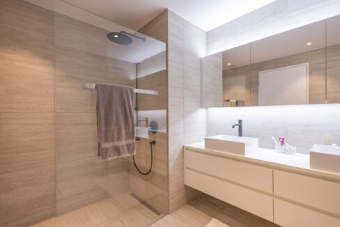 Badezimmer mit Dusche