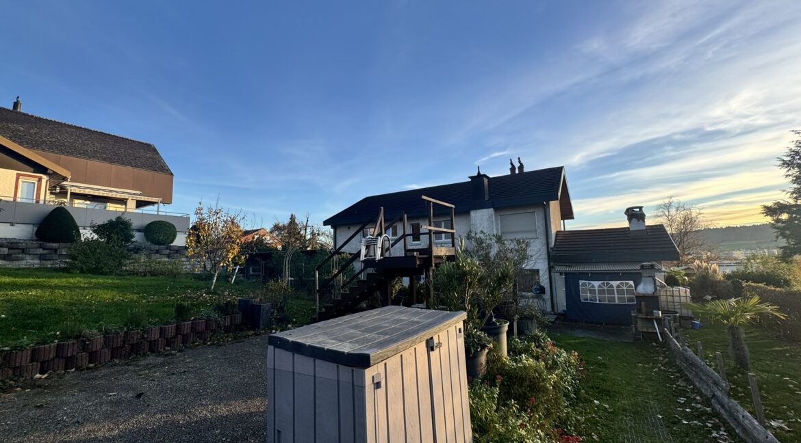 Sicht Richtung Süden mit bestehender Liegenschaft