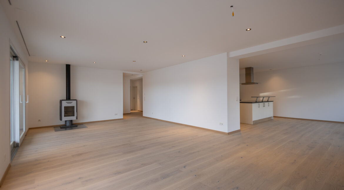 Wohnzimmer mit beeindruckender Raumgrösse von ca. 40.5 m² und direktem Zugang zur Terrasse