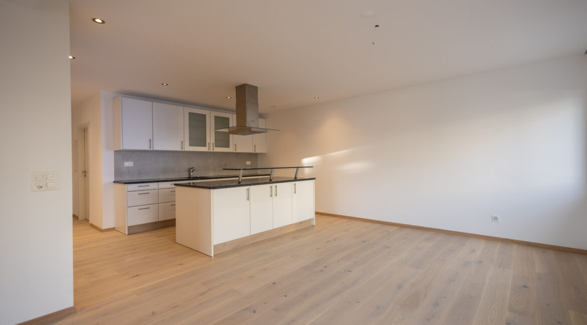 Moderne Küche mit zentraler Kochinsel, ein Ort für Genuss und Geselligkeit