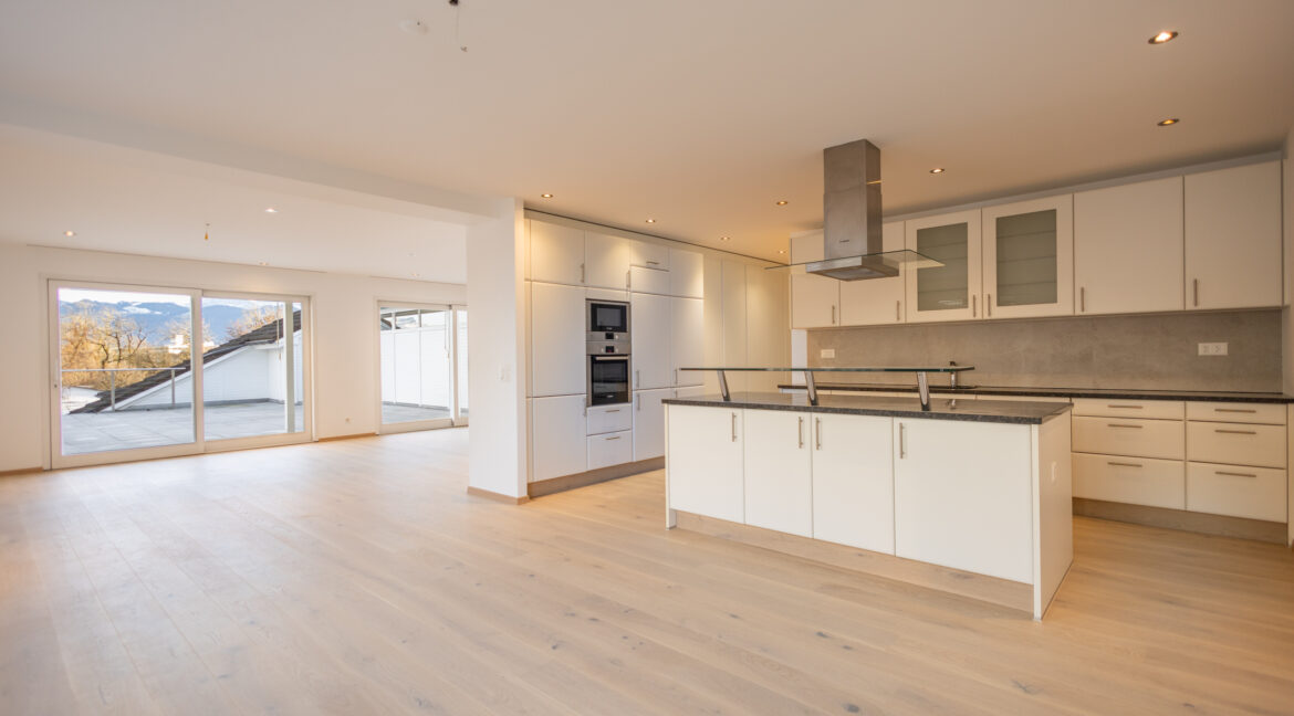 Offene Wohnlandschaft mit fliessenden Übergängen und hochwertigem Ausbau