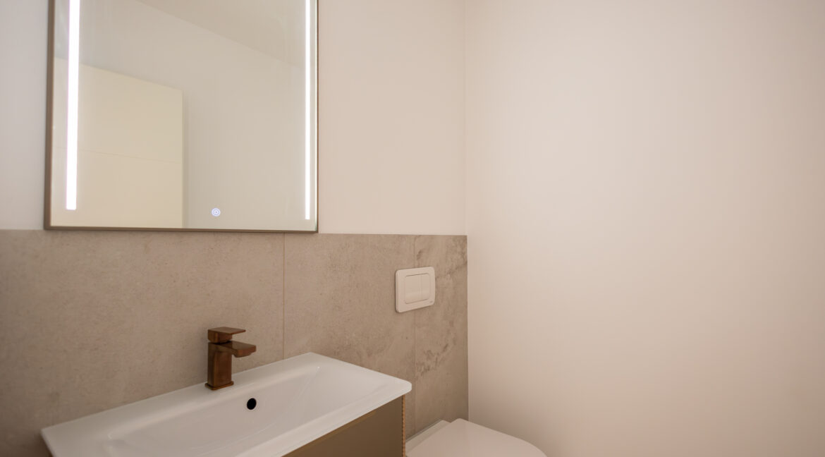 Separate Gästetoilette , stilvoll gestaltet und ideal positioniert