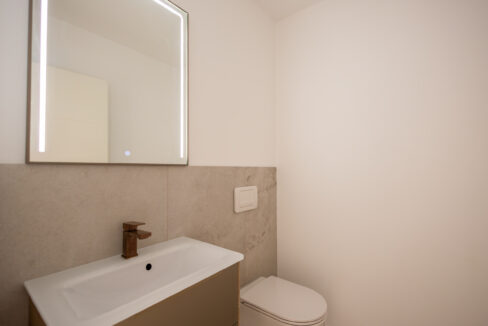 Separate Gästetoilette , stilvoll gestaltet und ideal positioniert