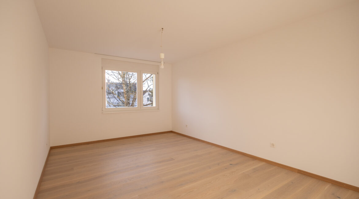 Vielseitig nutzbares Zimmer mit natürlichem Lichteinfall und hochwertigem Bodenbelag