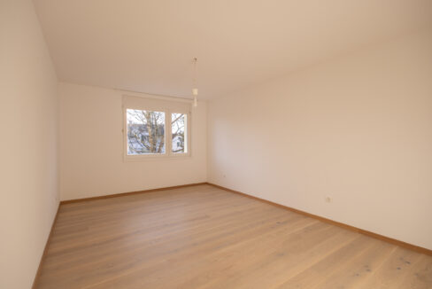 Vielseitig nutzbares Zimmer mit natürlichem Lichteinfall und hochwertigem Bodenbelag