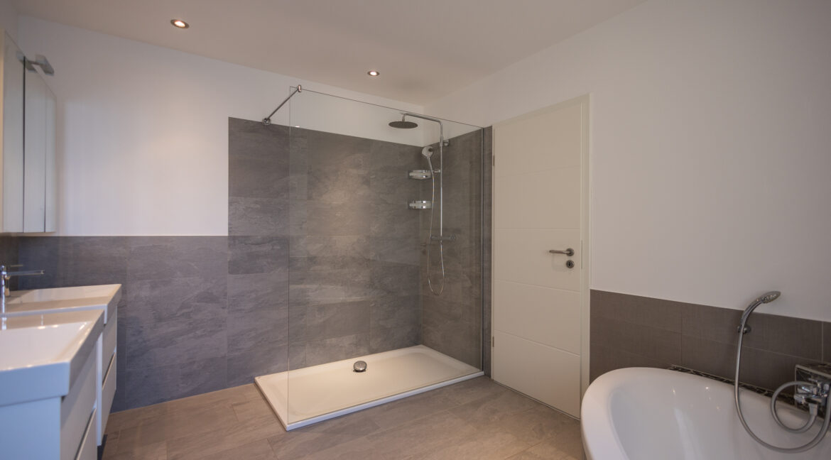 Wellness-Oase mit ca. 10.5 m², Walk-in-Dusche und Eckbadewanne