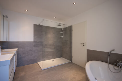 Wellness-Oase mit ca. 10.5 m², Walk-in-Dusche und Eckbadewanne