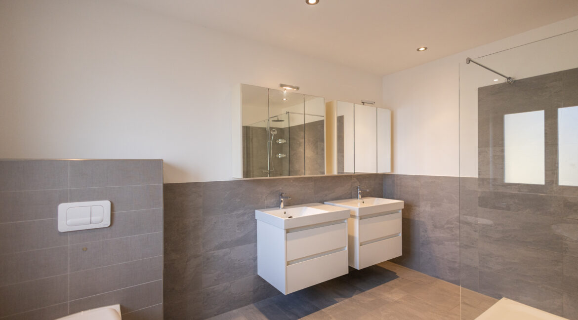 Grosszügige Hauptnasszelle mit Doppellavabo und hochwertigem Ausbau