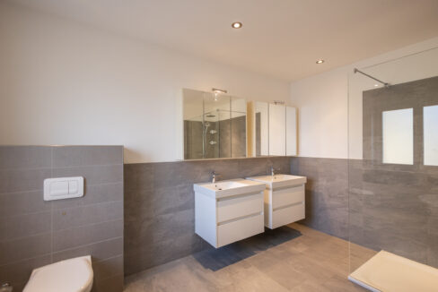 Grosszügige Hauptnasszelle mit Doppellavabo und hochwertigem Ausbau