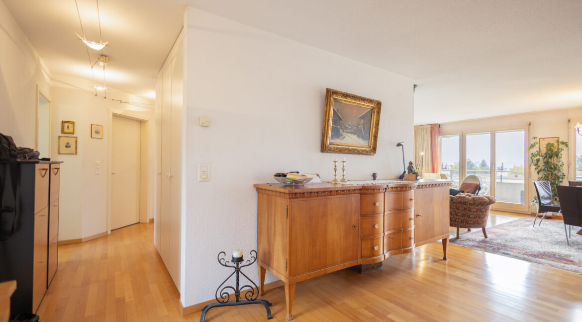 Flur mit Blick in den Wohnbereich