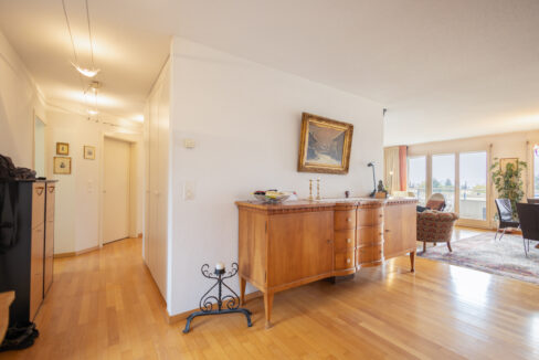 Flur mit Blick in den Wohnbereich