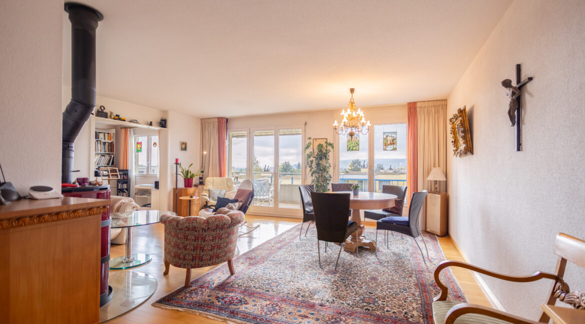 Offener Wohnbereich mit viel Tageslicht