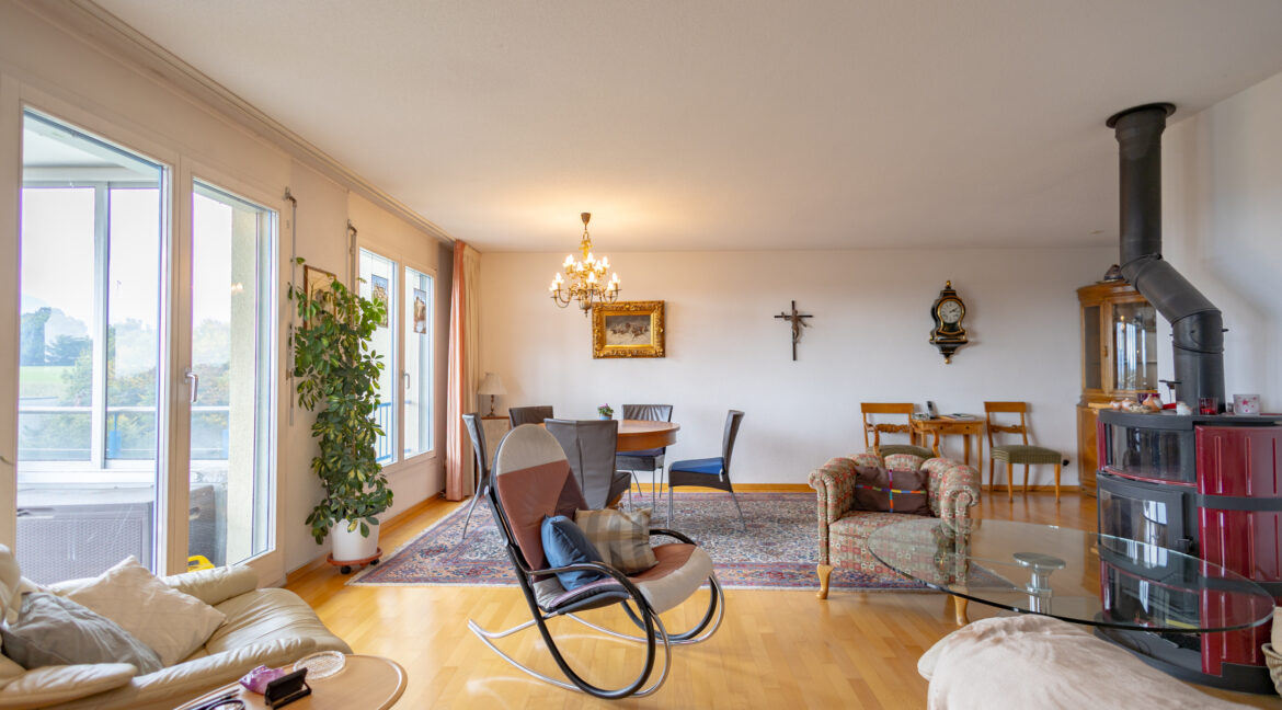 Heller Essbereich mit Blick ins Grüne