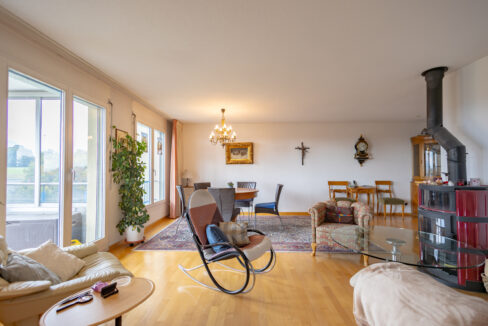 Heller Essbereich mit Blick ins Grüne