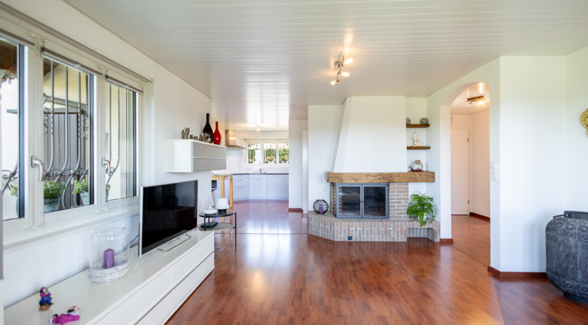 Grosszügiges Wohnen mit Cheminée und offener Küche