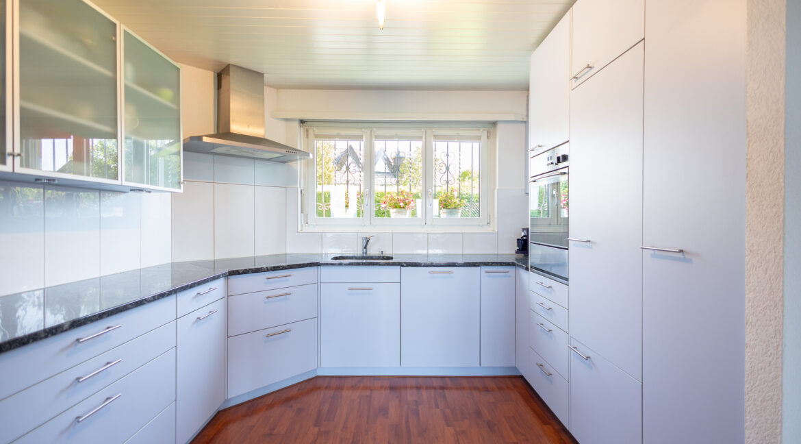 Moderne Küche mit viel Platz und Stauraum