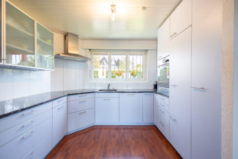 Moderne Küche mit viel Platz und Stauraum