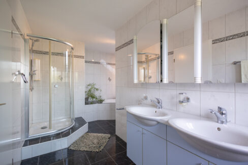 Ein Bad, das jeden Tag zum Spa-Erlebnis macht (Obergeschoss)